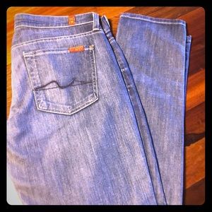 Light wash skinny jeans 👖 💙